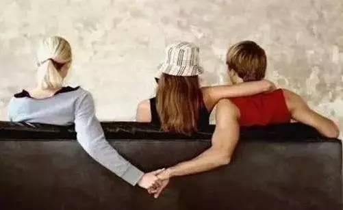 （原创）如果丈夫出轨，都有哪些先兆？

早出晚归不汇报，
爱人在家没嗑唠，
夫妻