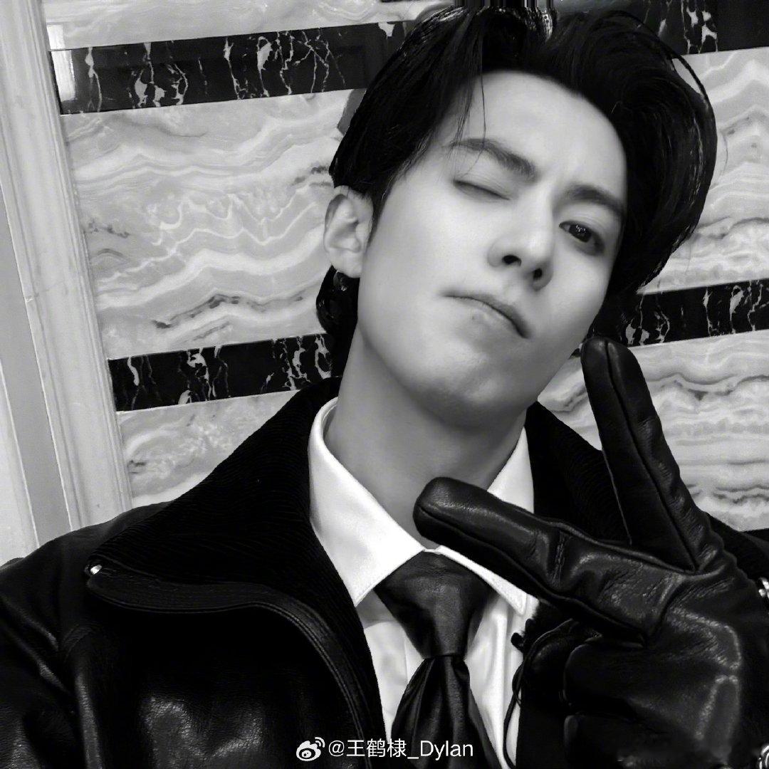 王鹤棣眼神杀 救命！这波眼神攻击我先投降了！王鹤棣在新视频里状态好到飞起，大眼睛