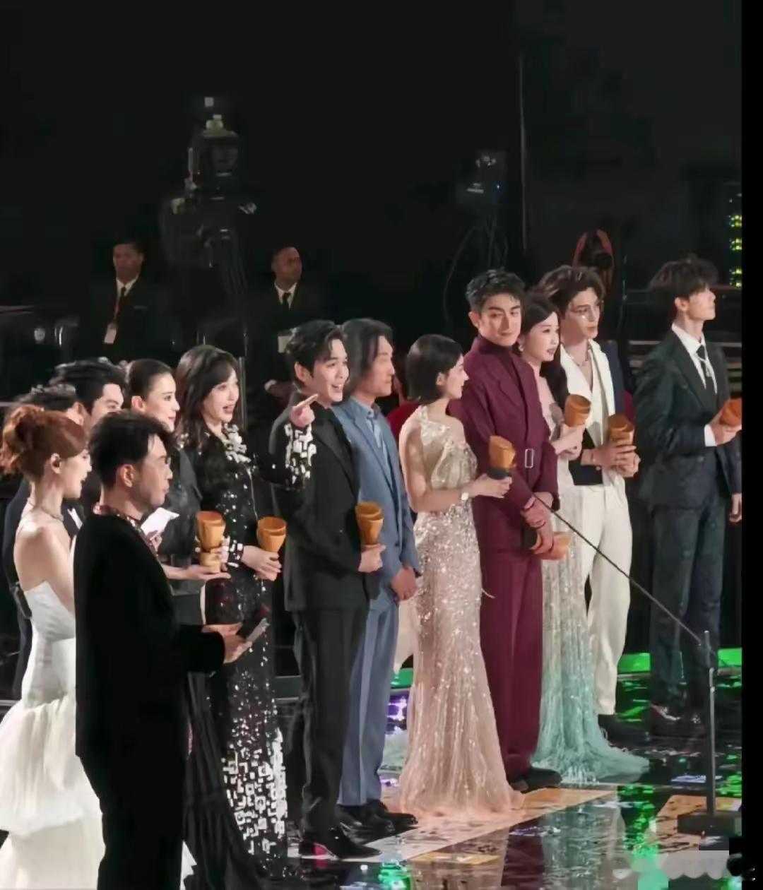 人家都看前方镜头，只有他的脖子是歪的[偷笑] 