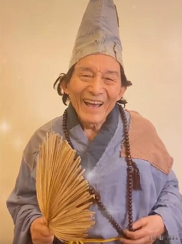 游本昌走了。那个扇着破蒲扇、念着“鞋儿破，帽儿破”的济公，停在了93岁。
9月2