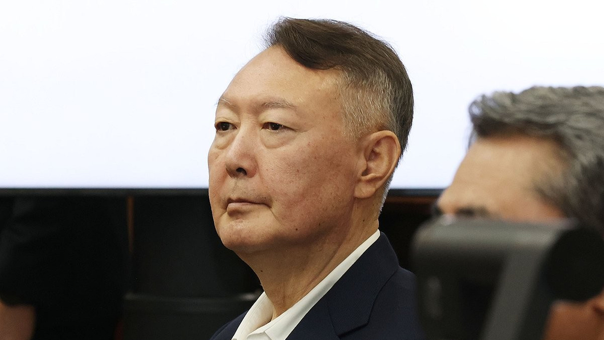 韩国前总统尹锡悦因违反《公职选举法》被一审判处有期徒刑一年六个月，缓刑三年。若该