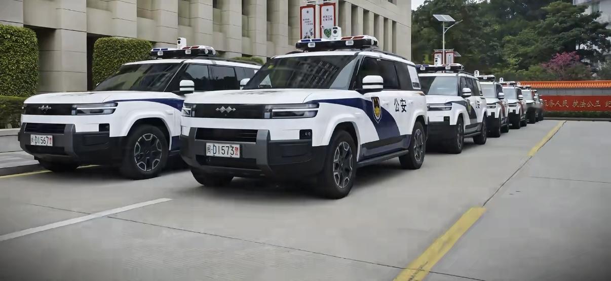 方程豹钛7穿上警车皮肤也太有压迫感了，帅爆了😎

钛7四驱版搭载云辇-C底盘系