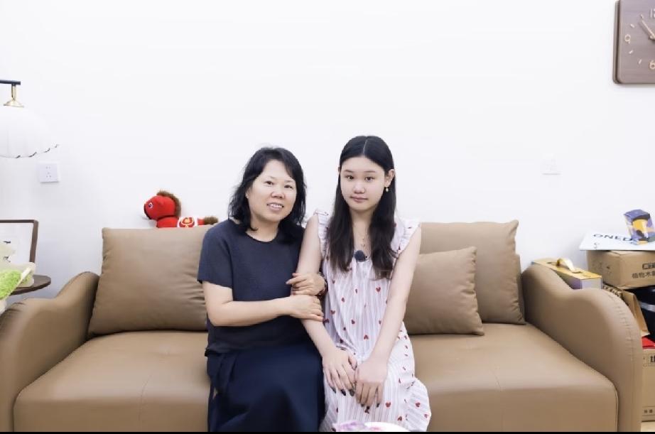 张家齐妈妈不上班，厨艺也差强人意，也没什么兴趣爱好，这么些年到底是在忙啥呀？
 