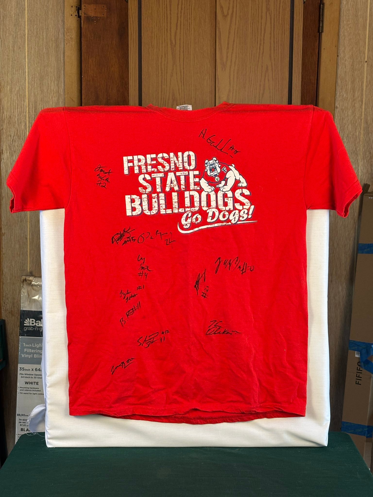 珍藏级签名！国外一球迷在社交媒体上晒出当年的一件弗雷斯诺大学篮球队的T恤，并配文