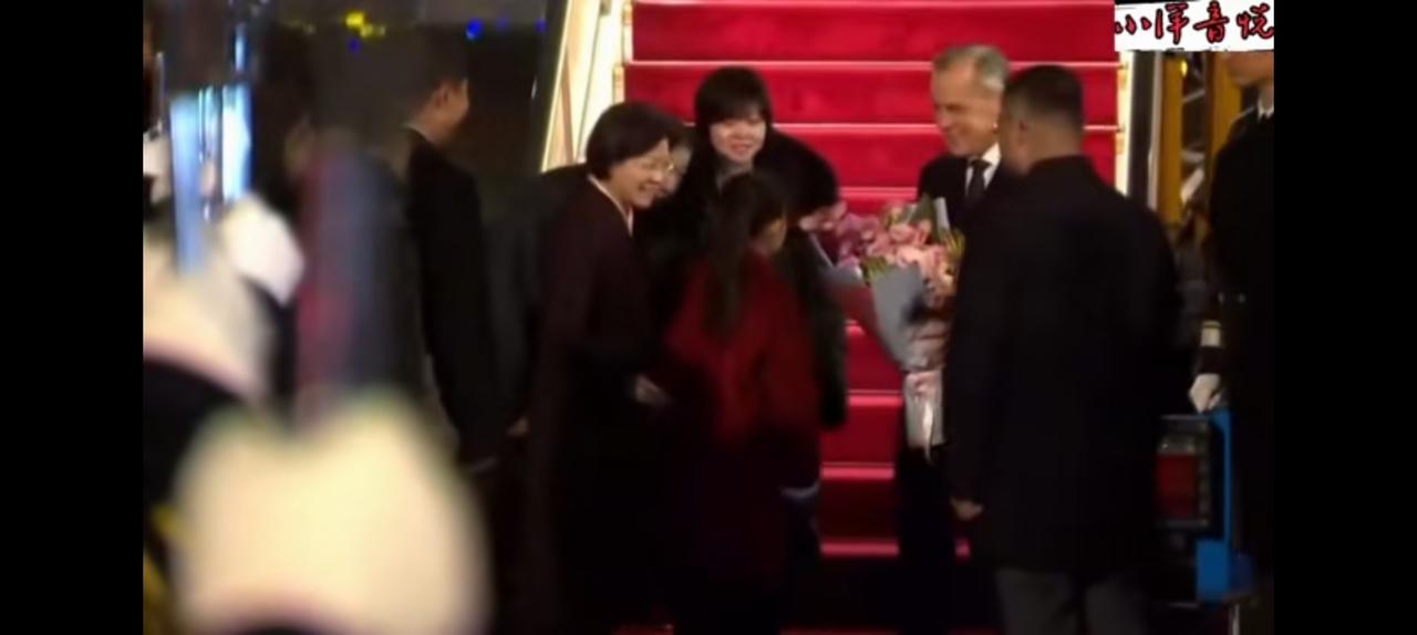 红地毯献花都有，卡尼总理是不是欠缺点什么？
比如见一见孟晚舟，来一个重重的道歉？