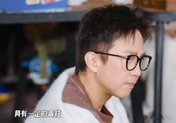 邓超现在节目玩儿这么大吗不得不说邓超哥胆子真大，这蜘蛛看着我都头皮发麻，我都不敢