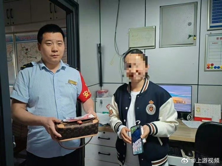 #2400元现金丢失公交司机完璧归赵#【女子下车背包遗落车上 公交司机完璧归赵】