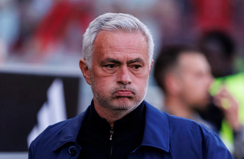 切尔西惨败，球迷呼吁穆帅第3次执教蓝军，切尔西管理层无动于衷。
英超第34轮比赛