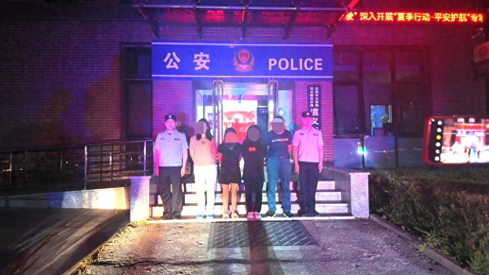 【#百万粉丝网红编造虚假身世卖惨被抓#】10月25日，据公安部网安局：百万粉丝网