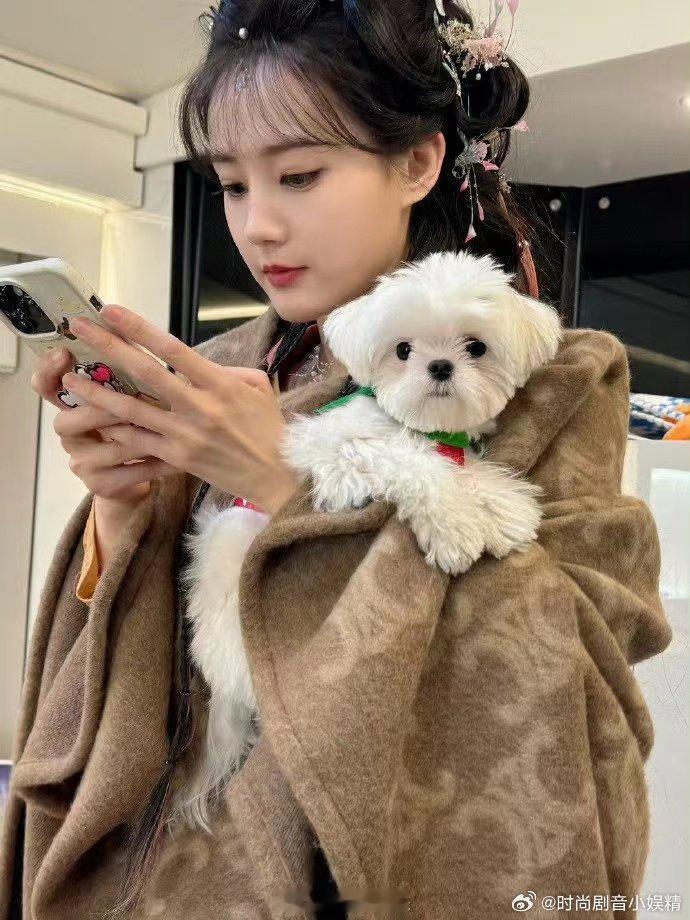 #李一桐晒狐妖王权篇片场照#到底是谁还没看到李一桐这个造型！又是谁家的七彩小蜘蛛