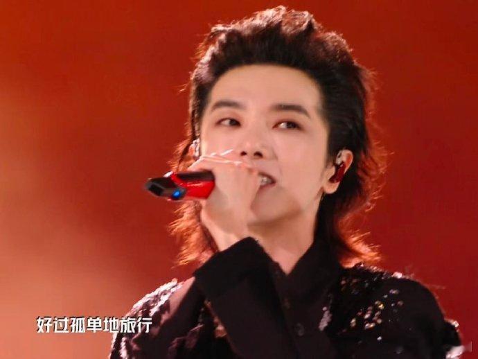 #华晨宇从烟火尘埃到银河篝火#今晚的舞台真是燃翻天了，当听到华晨宇的演唱，也是被