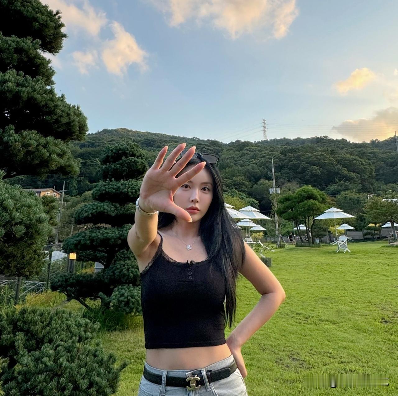 2日，歌手洪真英在Instagram上传了多张照片，并配文“好久没出门透透气了”