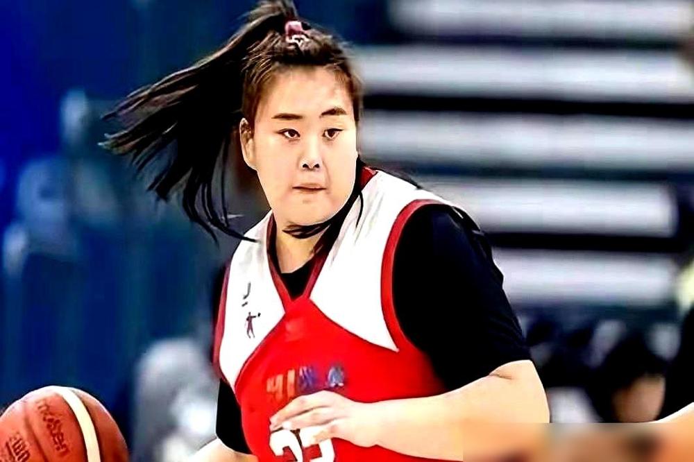 热身赛得分王刘禹彤，连女篮12人名单都没进。
WCBA里她靠130kg吨位碾弱