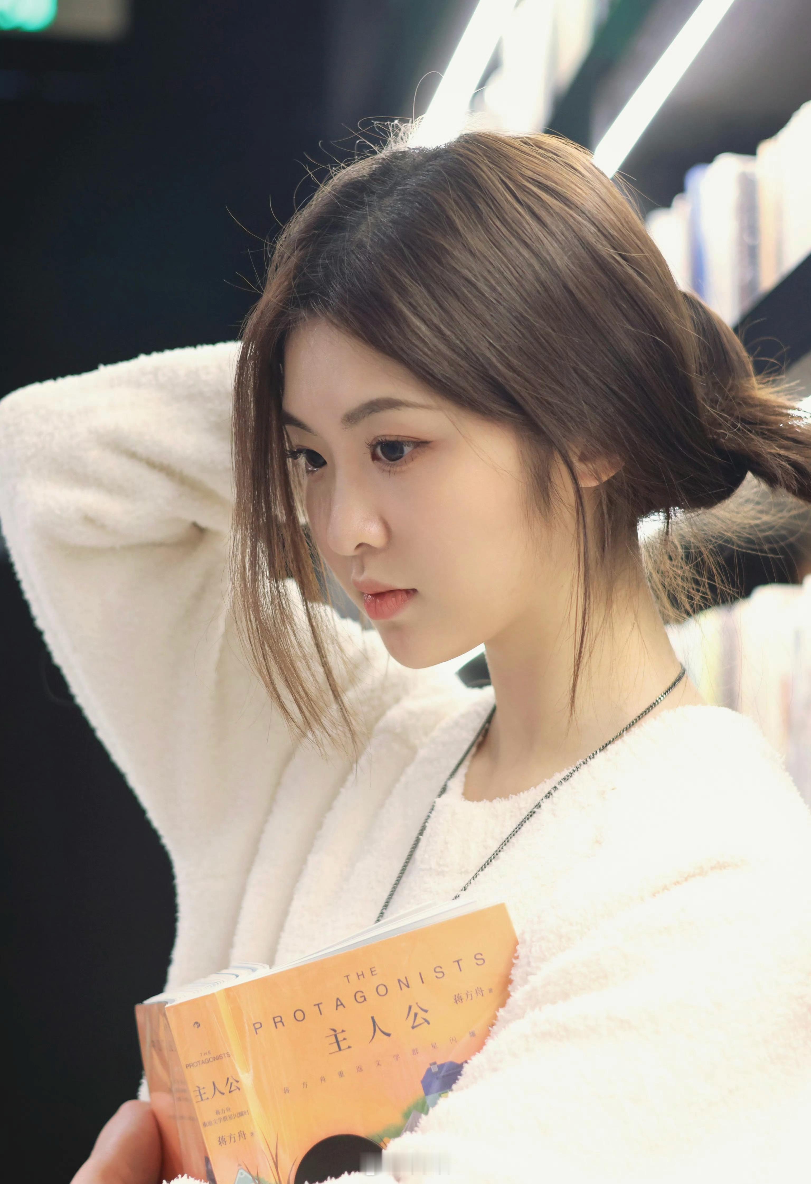 看到小姐姐，瞬间梦回大学校园 ​​​