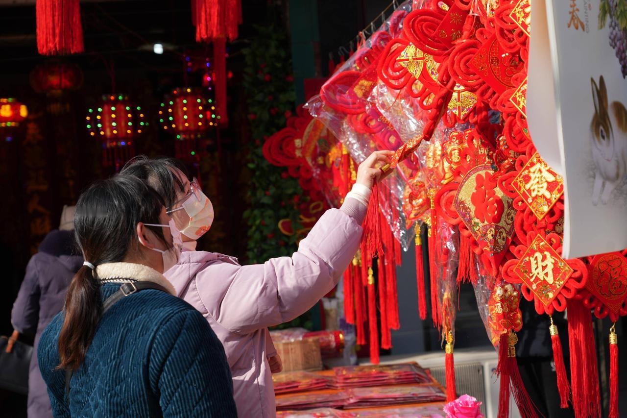 前段时间，跟一个好友去参加婚礼，我们坐好了以后都在准备迎接新娘入场。

这个时候