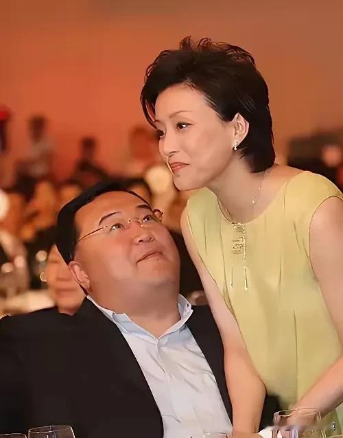 多年前某次活动上，这对名人夫妻上演了含情脉脉的一幕，但是有多少人感动，那就不得而