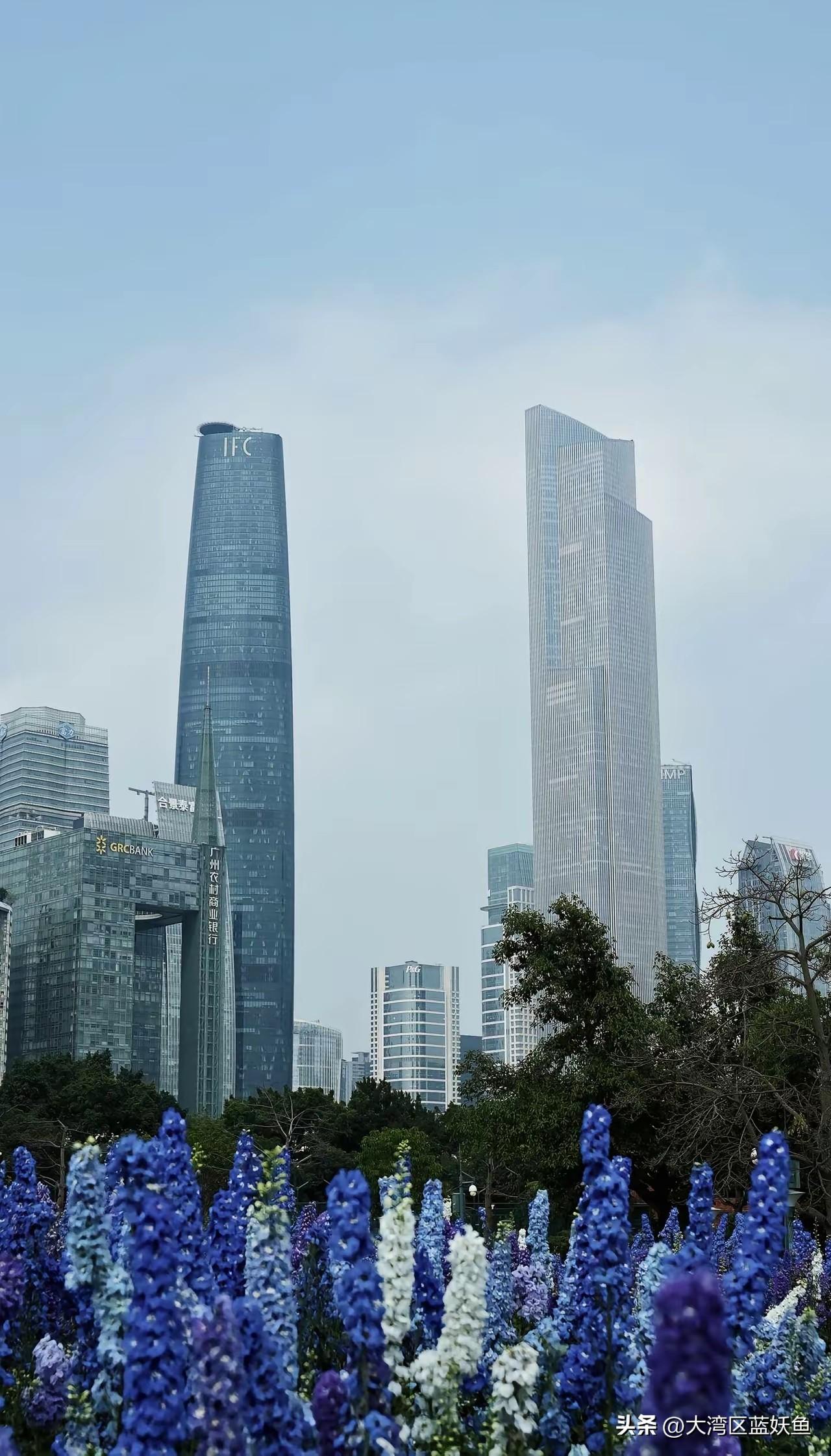 广州二沙岛City walk，3公里装下整座城的浪漫
 
走在二沙岛的江边步道上