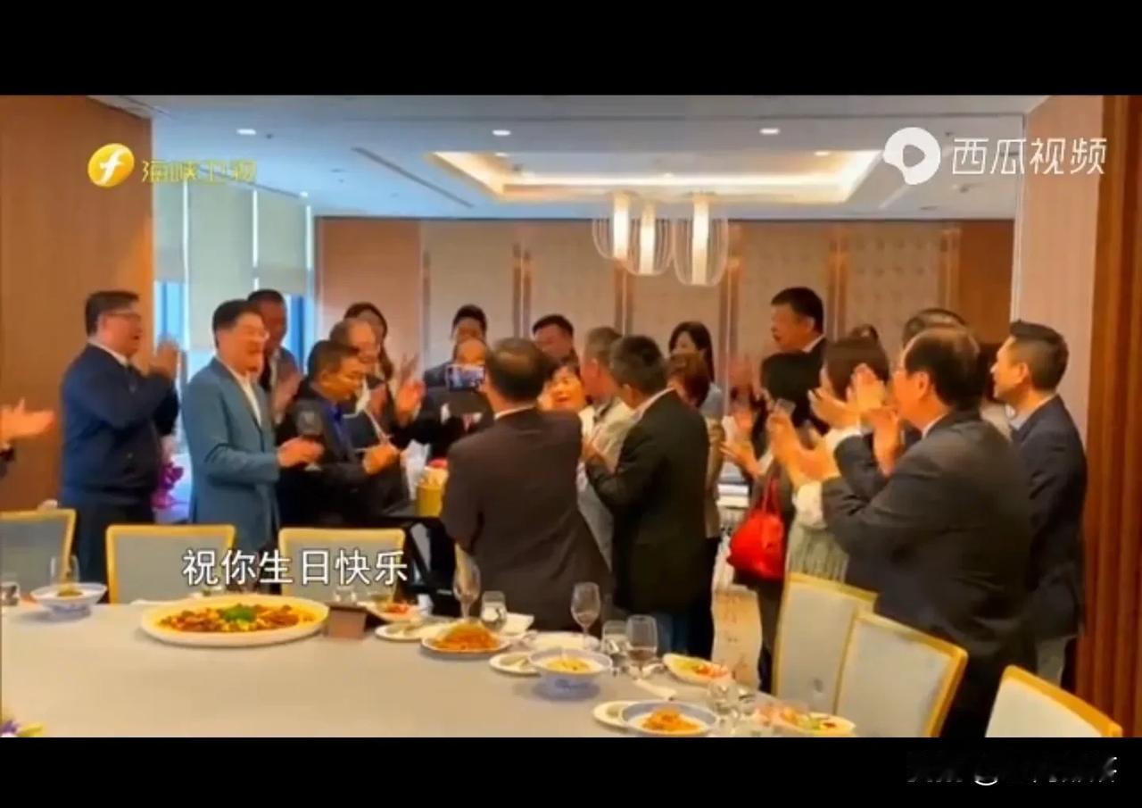 台湾政客热衷炫耀文化
    最近一国民党大佬高调展示钻石婚宴，席开90桌，不仅
