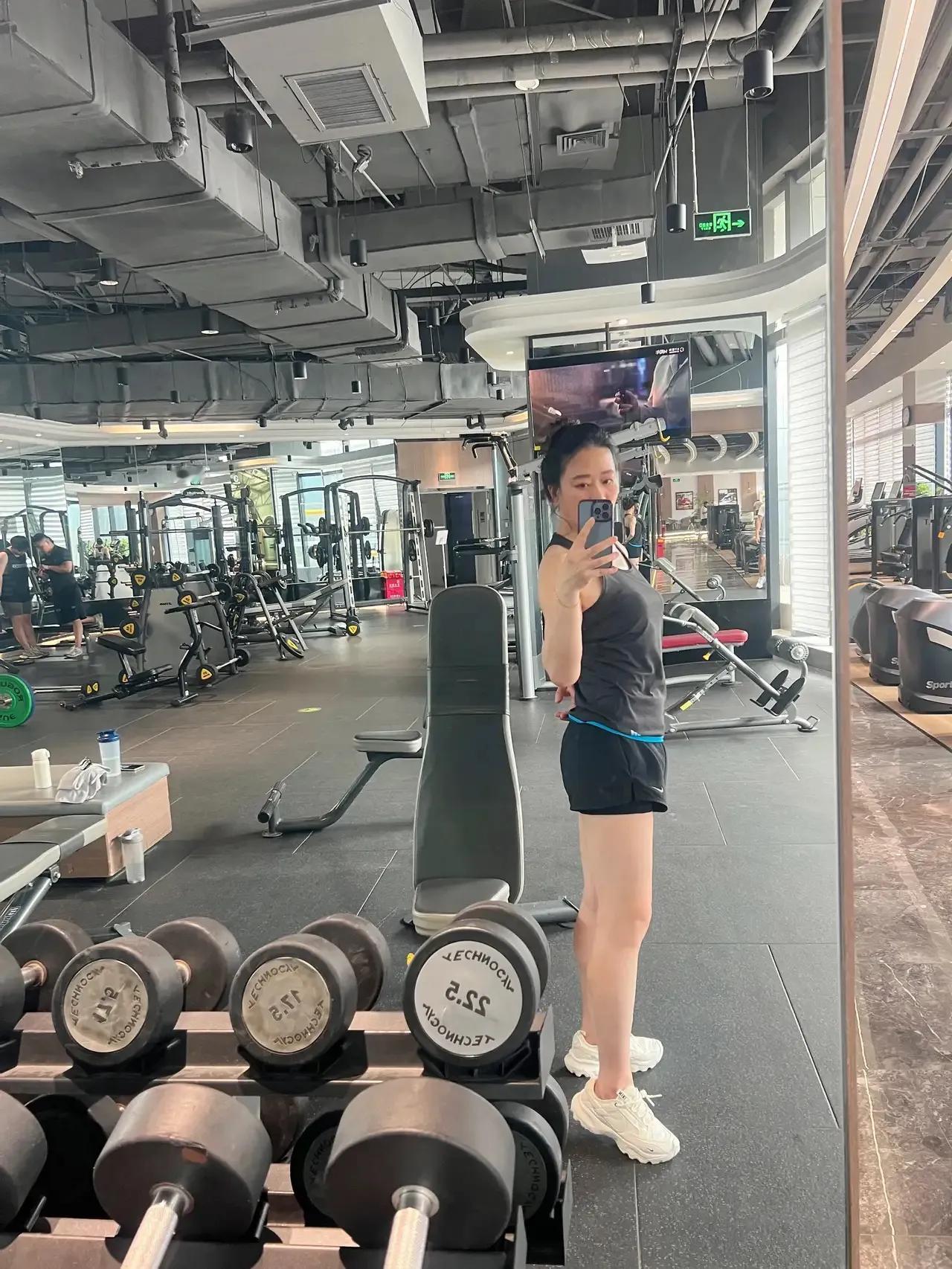 健身真是不错，这都62岁了，身高170厘米，体重128斤，身材保持几十年没变，一