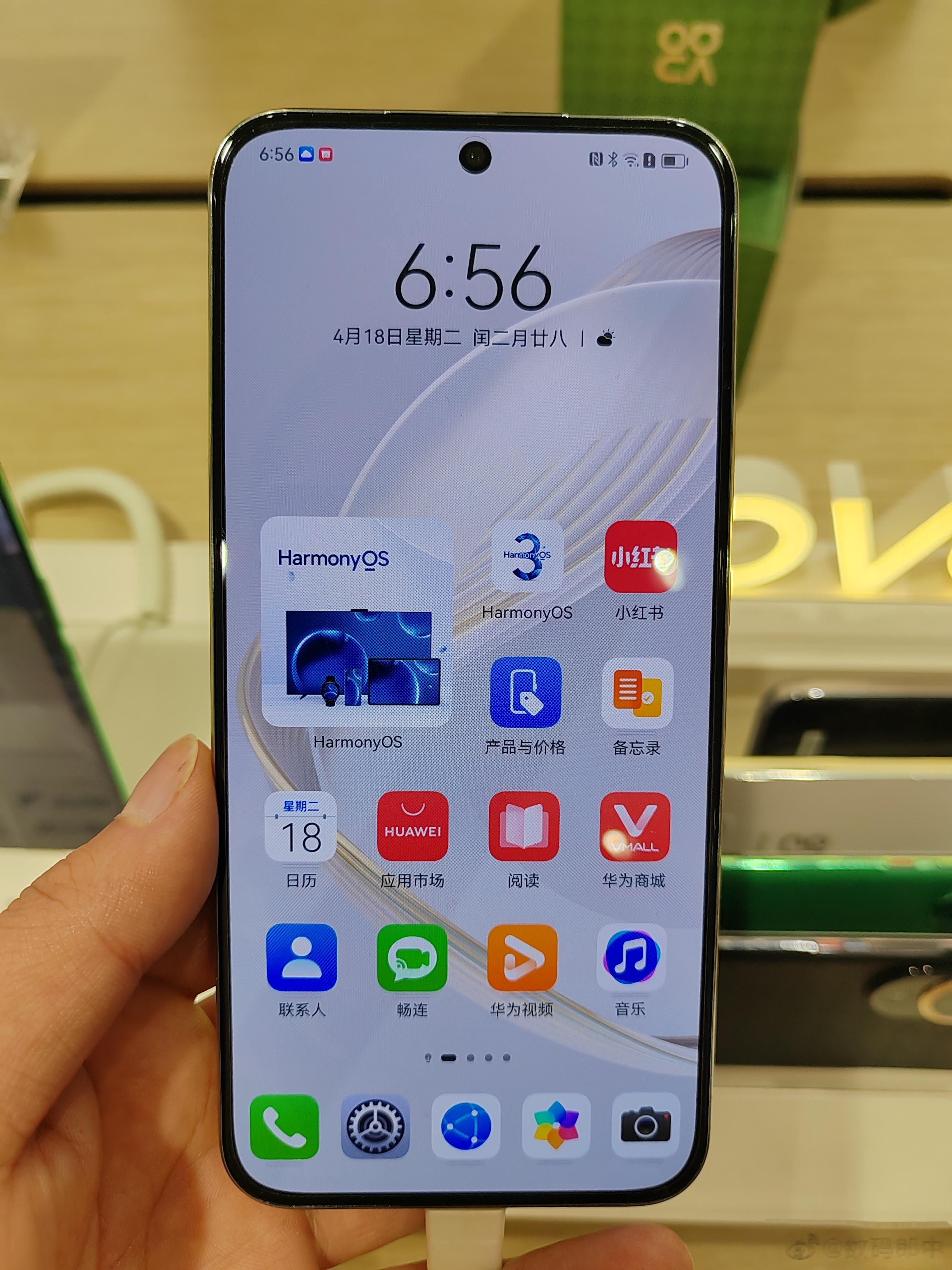 nova11标准版颜值很棒啊，四边等宽单挖孔直屏版这不就是网友们口中最完美的屏幕