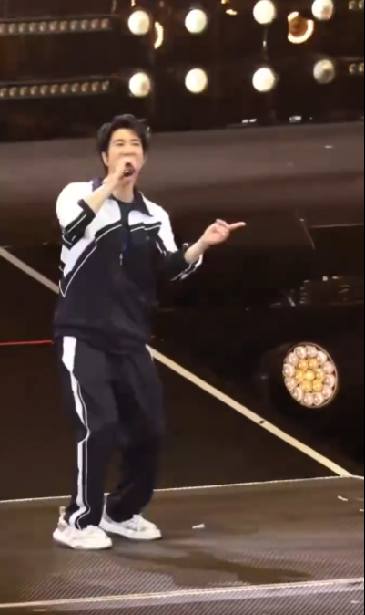 王力宏演唱会秒变校园偶像剧 天呐！王力宏演唱会最后encore，换上清爽休闲装登