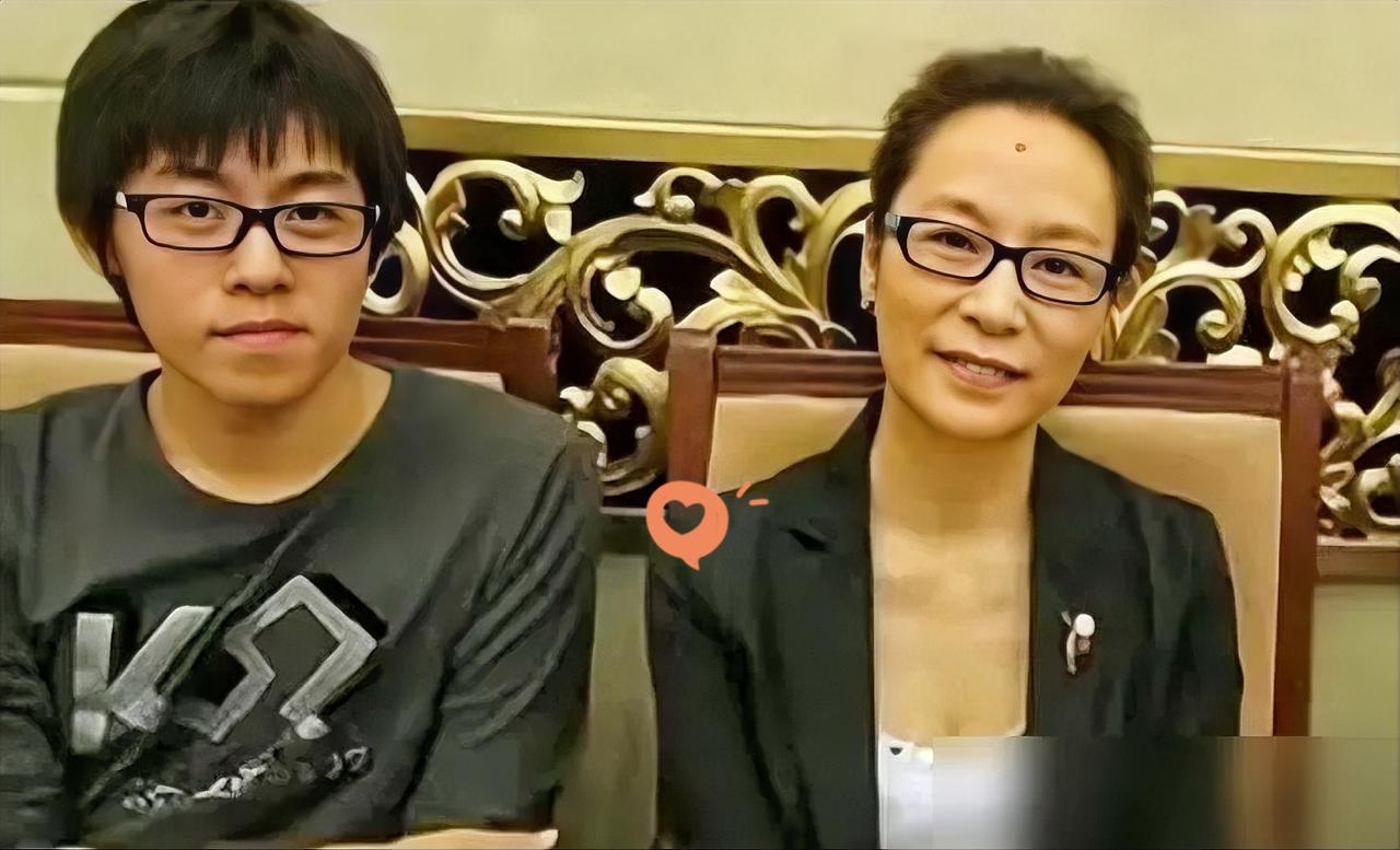 奚美娟和谁生了儿子奚南？
奚美娟儿子奚南的生父疑云，最近终于有了实锤！
 
谁