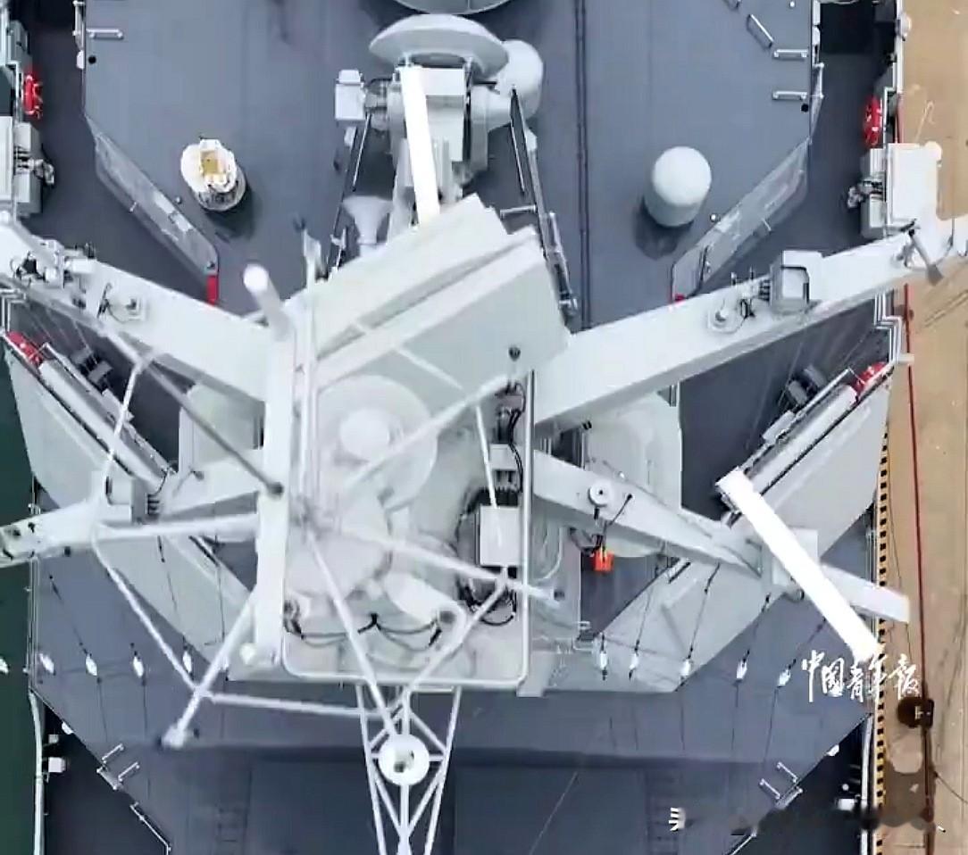 最新批次的052D型（网友称为052DM型）的最大变化就是主桅杆上的雷达更新为3