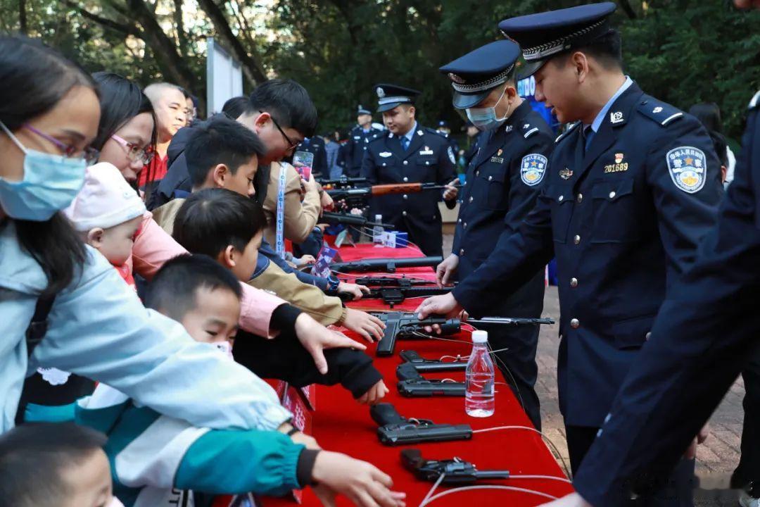 对比越南的收枪，看看中国警方的枪械宣传，有勃朗宁，驳壳枪和不认识的转轮 