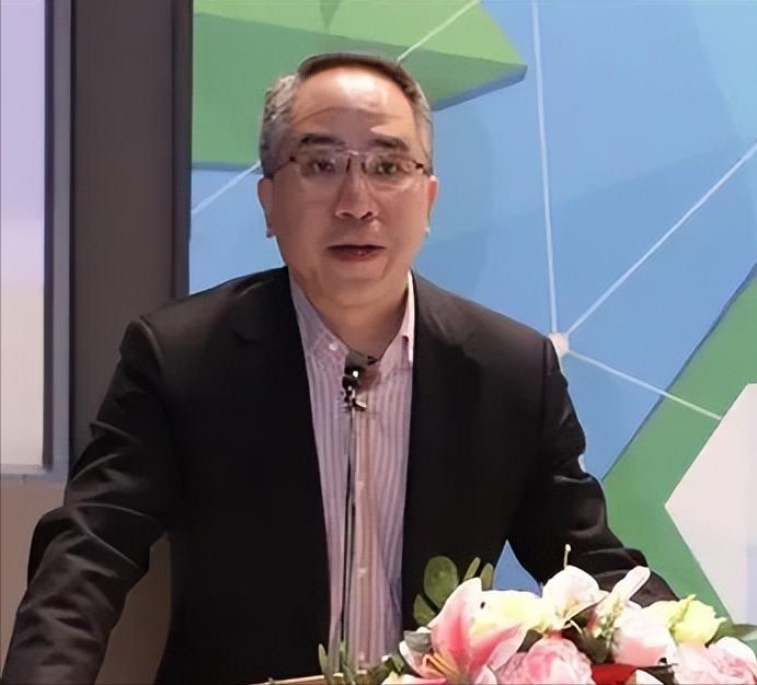 新加坡前国会议员吴俊刚今日发文写道：“上个月以来，‘印加坡’这个中文新名词突然在
