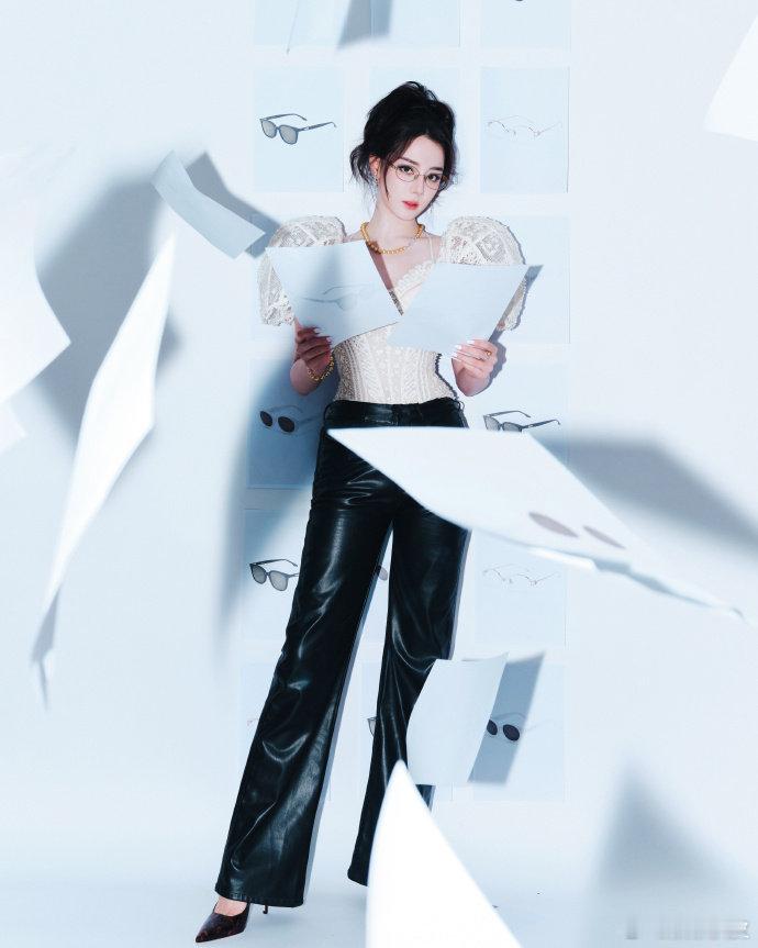 迪丽热巴步入梦镜之界迪丽热巴造型师是闵塔鲨 迪丽热巴步入梦镜之界，Fakeme墨