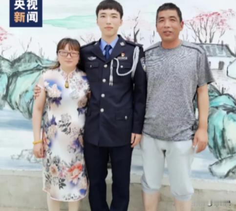 “你长得真像我的儿子啊......”2022年，一个中年女子在商场突然拉住了一个