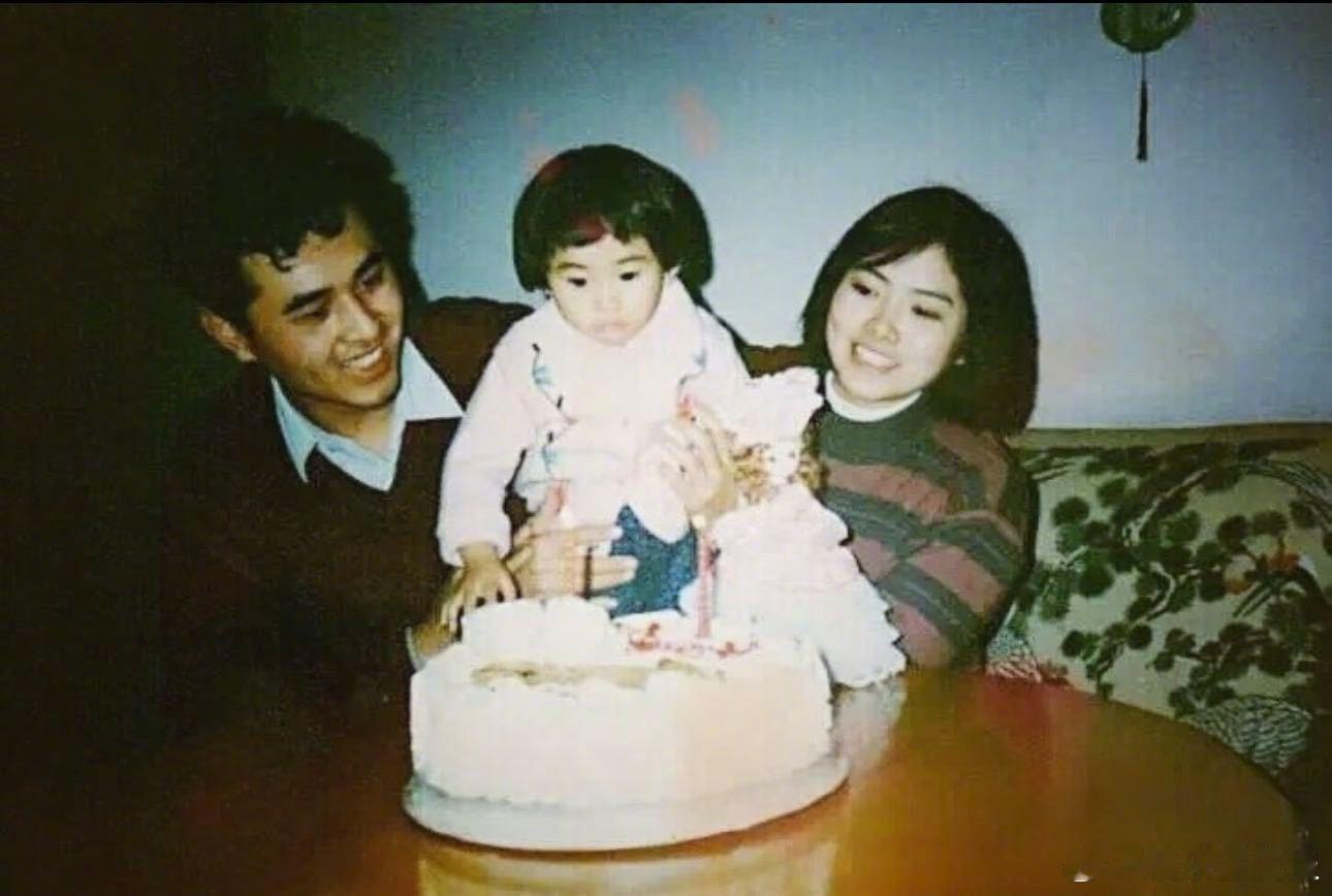 考古彭小苒童年全家福，爸爸妈妈的优越五官完全不输明星，一家三口同框就是基因彩票开