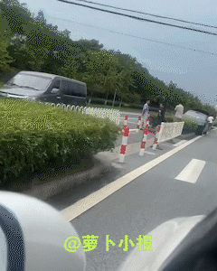 咦，这是啥车啊？
简直是太牛了，理想是推平绿化带。
这是网友9月11日发布的视频