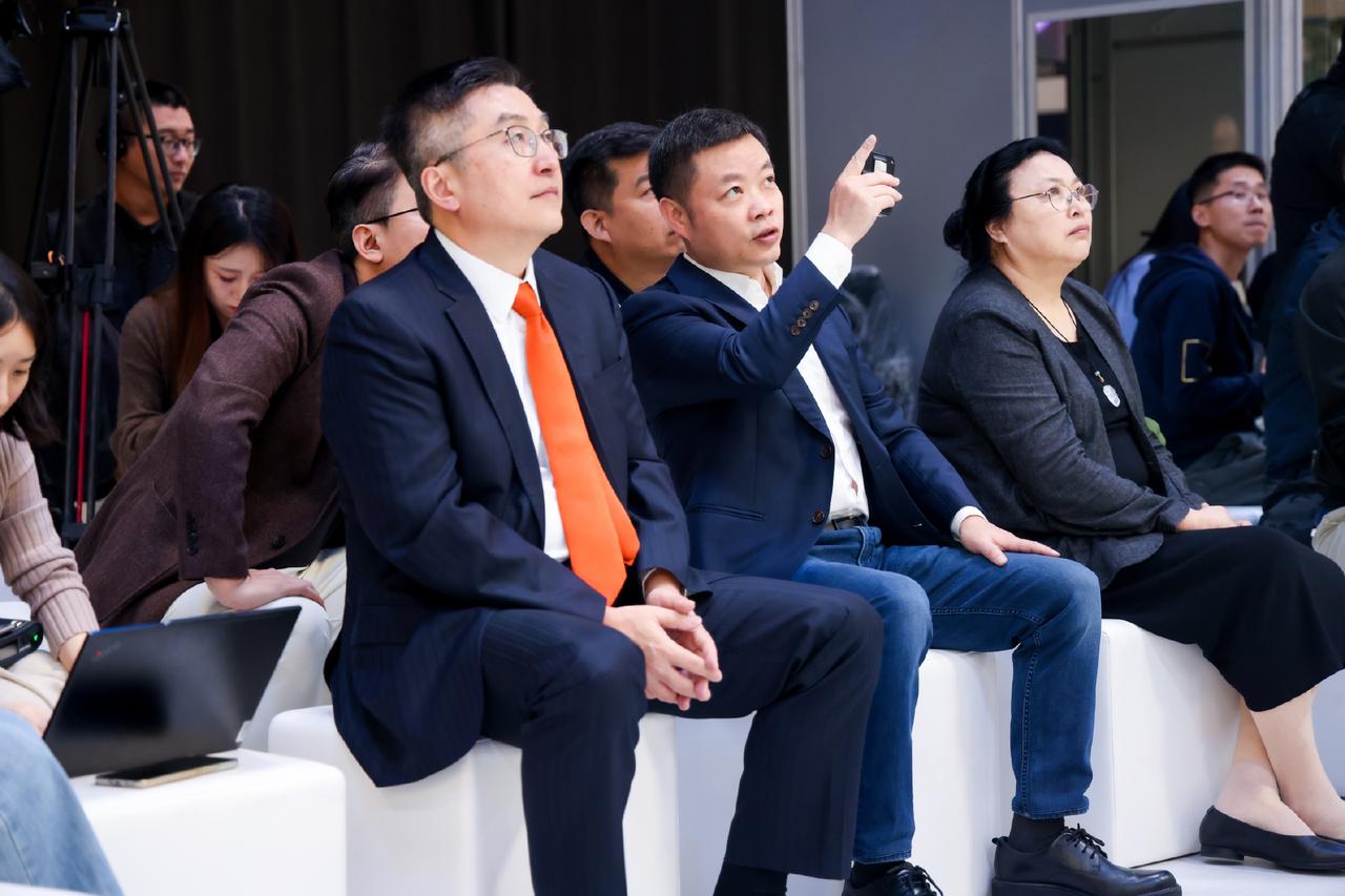 小鹏汽车在2025年慕尼黑车展上的阵容强大！

包括小鹏汽车董事长何小鹏、总裁王