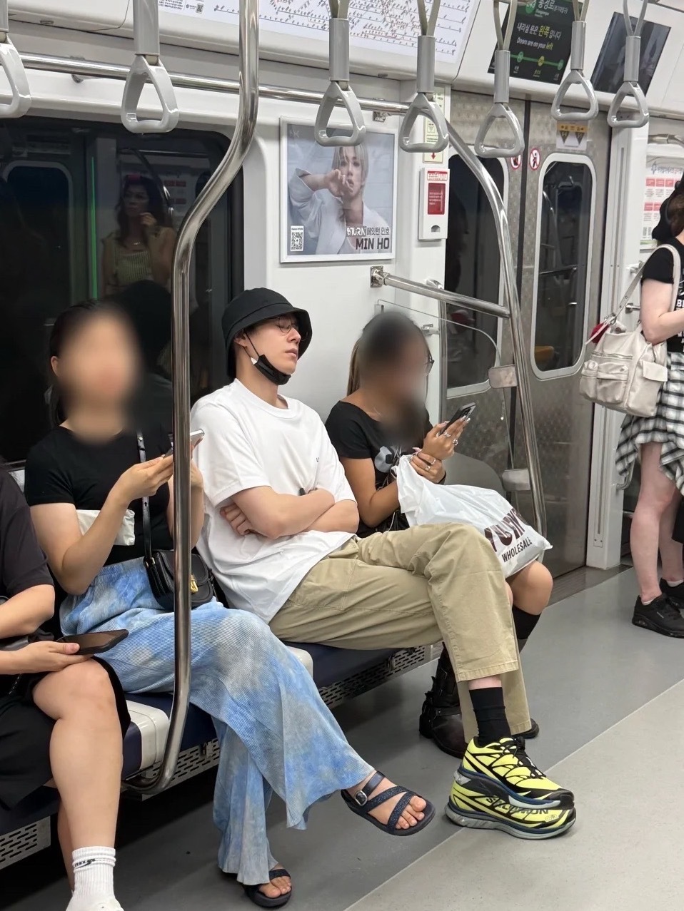 好松弛的胡一天偶遇胡一天在韩国坐地铁韩国偶遇胡一天坐地铁