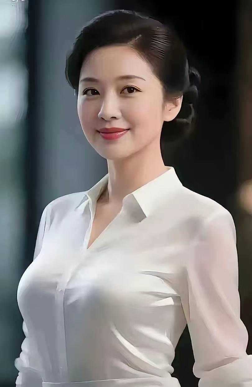 清平乐·白衣姑娘
白衫胜雪，
娇面花光泄。
浅笑盈盈如朗月，
袅袅身姿云叠。
