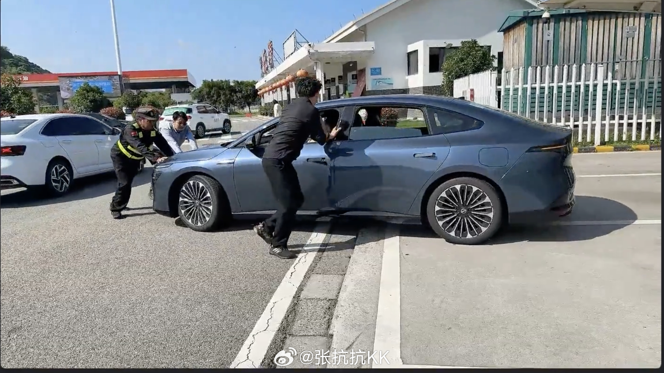1111公里只充1次电东风日产N7续航挑战 到达了浙江省乐清停车区，正在充电。一