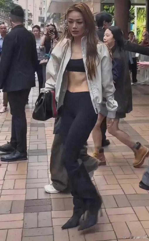 容祖儿为啥不开巡演啊？英皇不是挺缺钱吗？ 