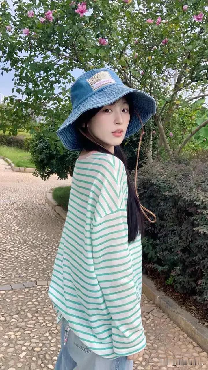 好想换个帽子呀！友友们快给点建议，换什么颜色好看呢？现在的帽子戴腻了，想换个全新