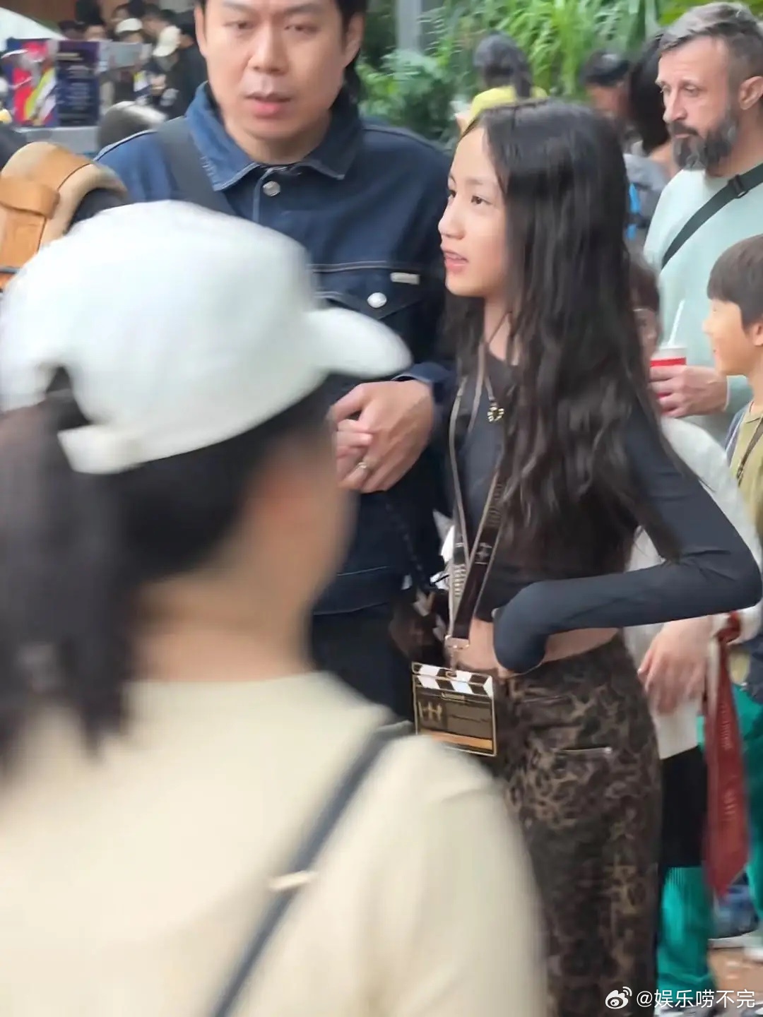 黄磊12岁二女儿黄少艾在北京逛环球影城被偶遇，她打扮成熟有点小性感，露出小蛮腰，