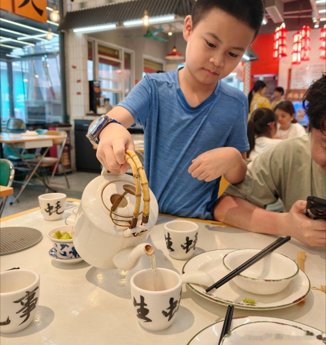 80后的父母be like：孩子的一点点进步会被无限放大。比如：会给大人主动倒茶