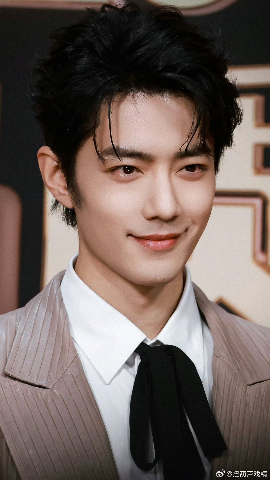 肖战法式贵公子 他的美勾魂摄魄，惑乱人心，一眼万年，一念之间，倾覆乾坤。 