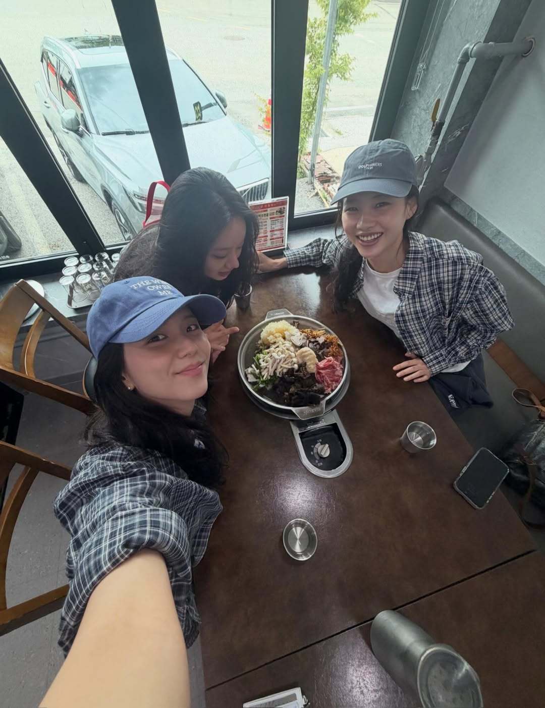 260624 Jisoo更新 IG🐰👭“☁️🍑🧁🍋🧡”哇和惠利还有浩