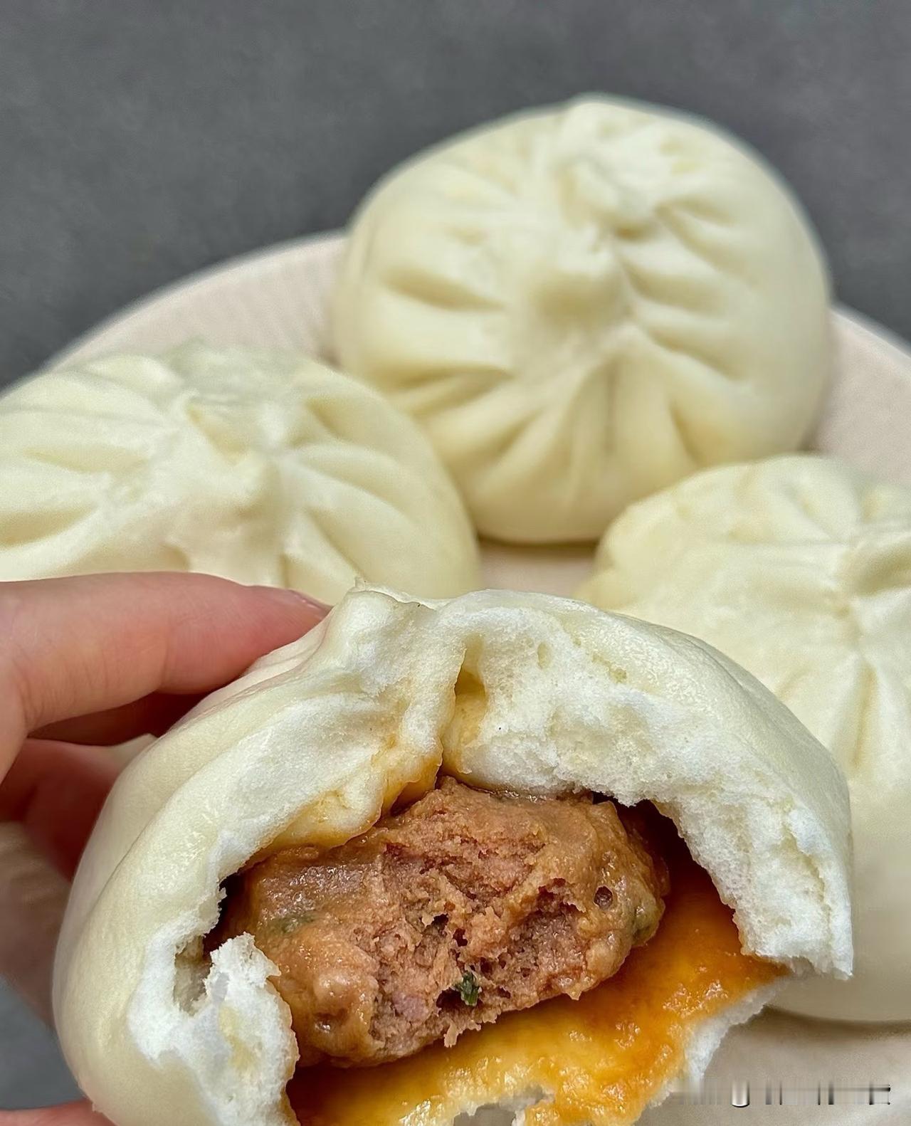 个人还是喜欢吃包子，快，而简单你喜欢吃包子还是吃饺子我认为包子。
@豆包 帮我点