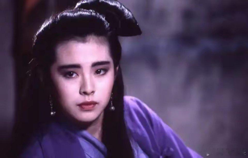 王祖贤1987年的《倩女幽魂》里，王祖贤仅用一袭白衣、一抹幽怨眼神，便将聂小倩的