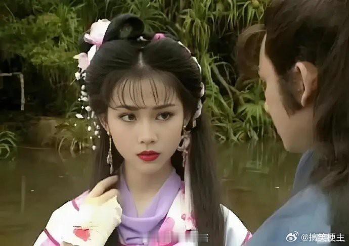 古装巅峰难再攀，不知缘于何。是人缺古韵风华，抑或妆造失了神韵？往昔盛景，如今难寻