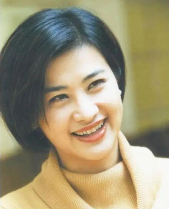 2000年，知名主持人吴小莉来到浙江，见到了自己同父异母的哥哥，她见哥哥家徒四壁