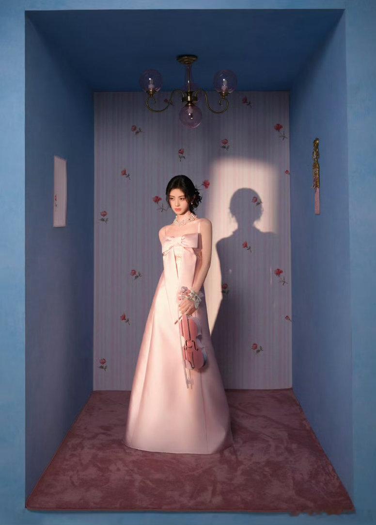 鞠婧祎  鞠婧祎 in BKT品牌直播活动造型大片，身着Ming Ma蝴蝶结吊带
