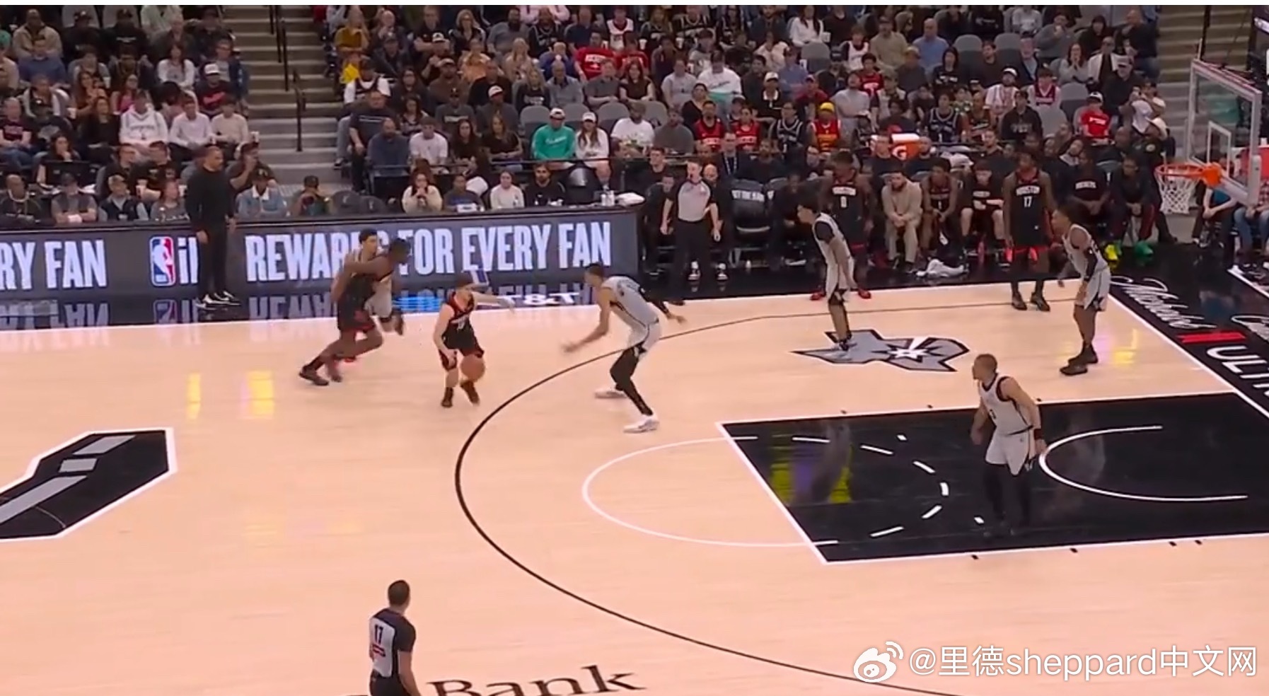 咱也不自己输出想法了，咱们“引用”…来看看本场持球人面对的包夹图1双人包夹kd（