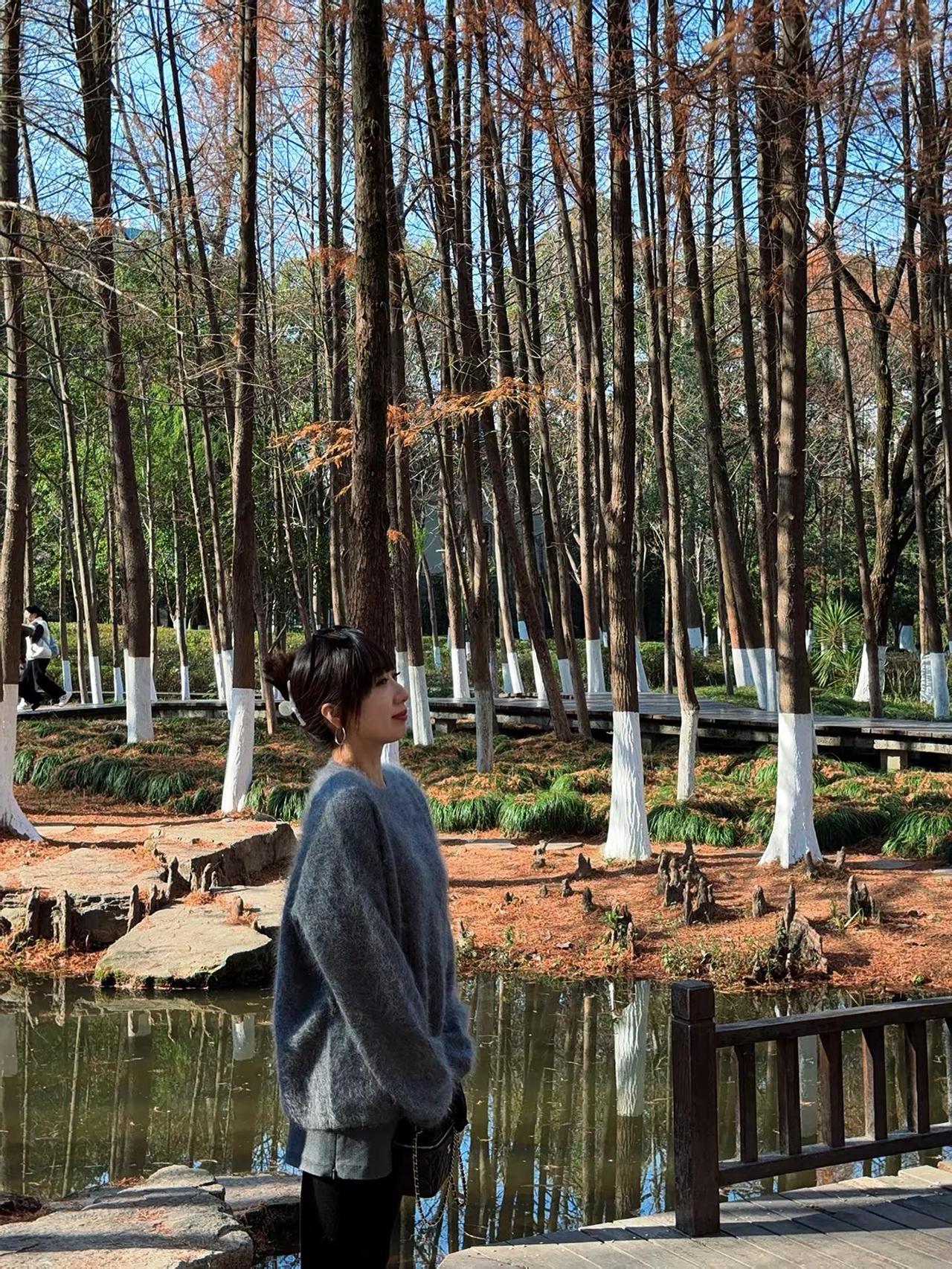 岁月磨平了棱角，生活改变了脾气，时光盗走了青春，经历改变了心态; 慢慢的我们换了